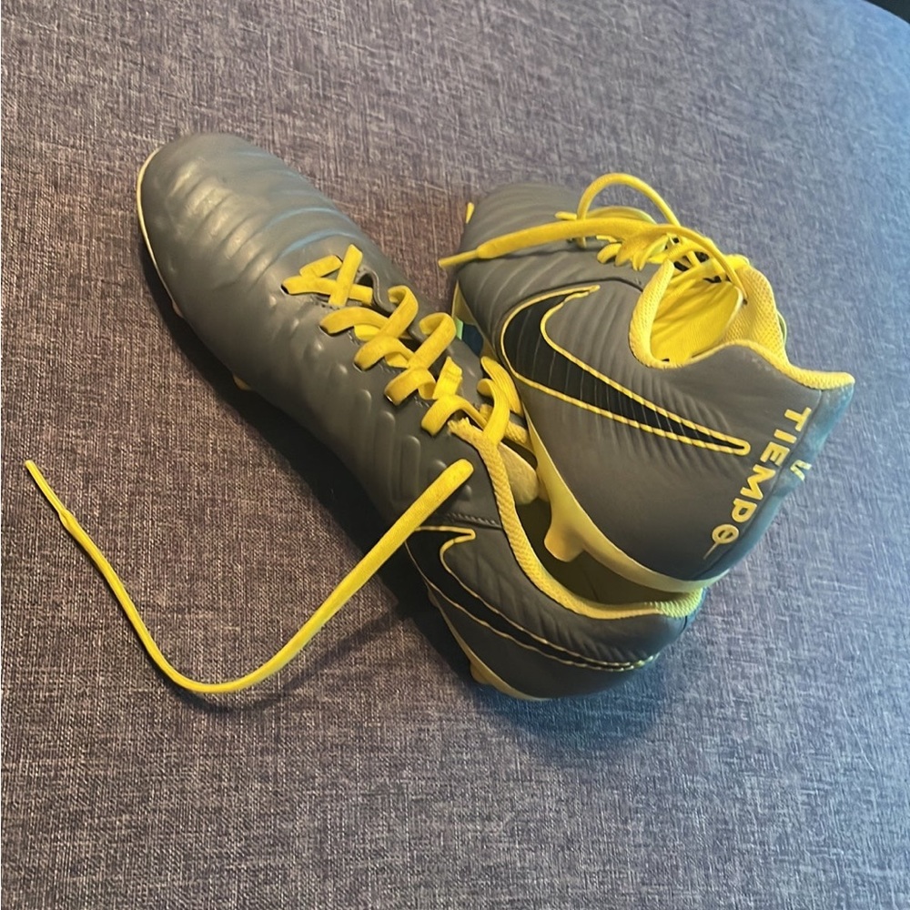 Size 7.5 Nike Tempo Soccer Cleats